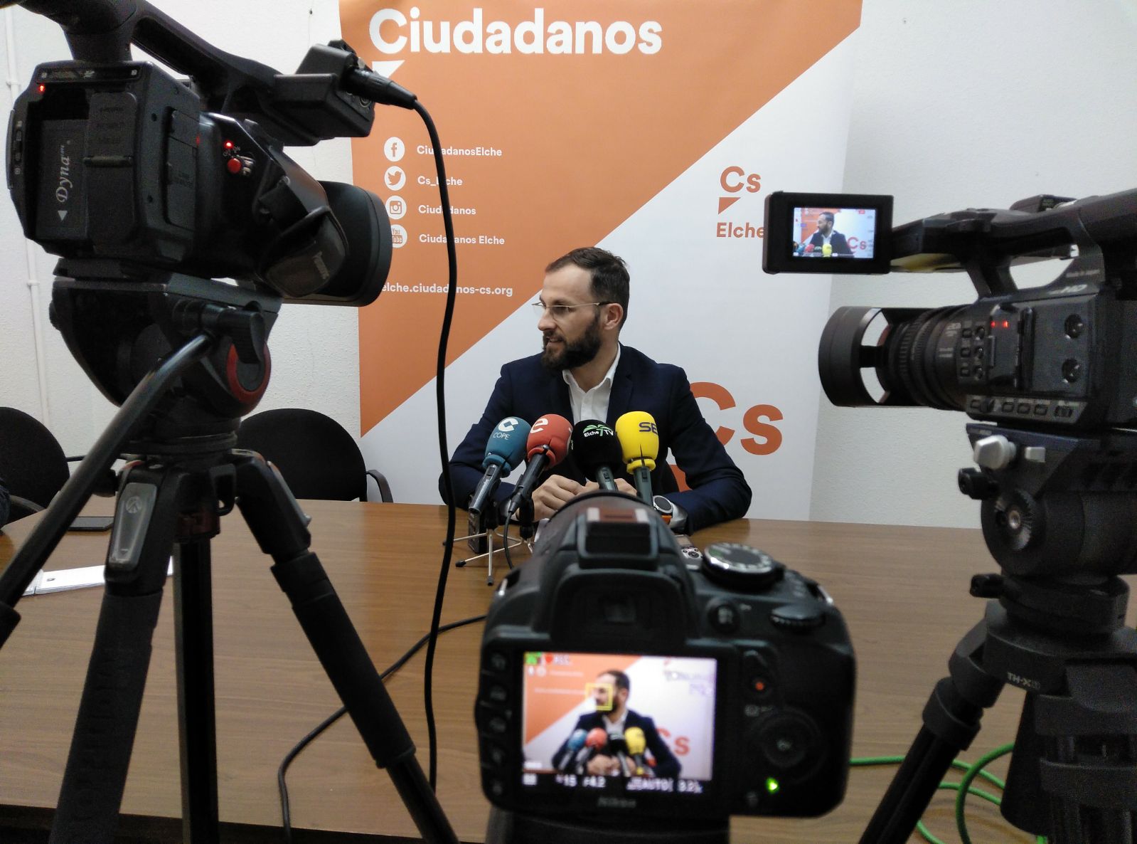 SEMPERE EN RUEDA DE PRENSA