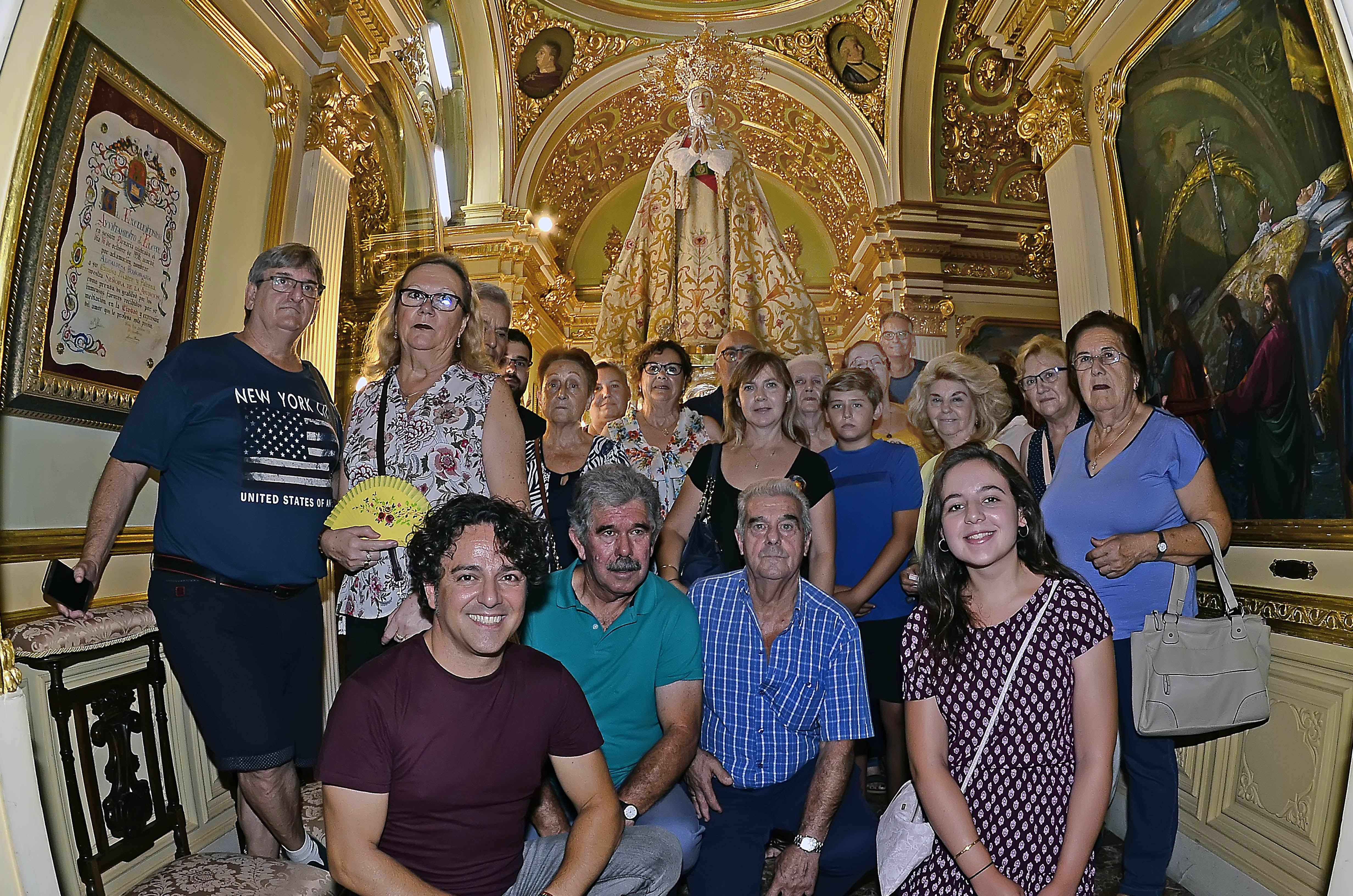 Elche 05-08-2018
La Asociación de Amigos de la Nit de l´Albà visita el camarin de la virgen en Santa Maria
Foto: Matias Segarra