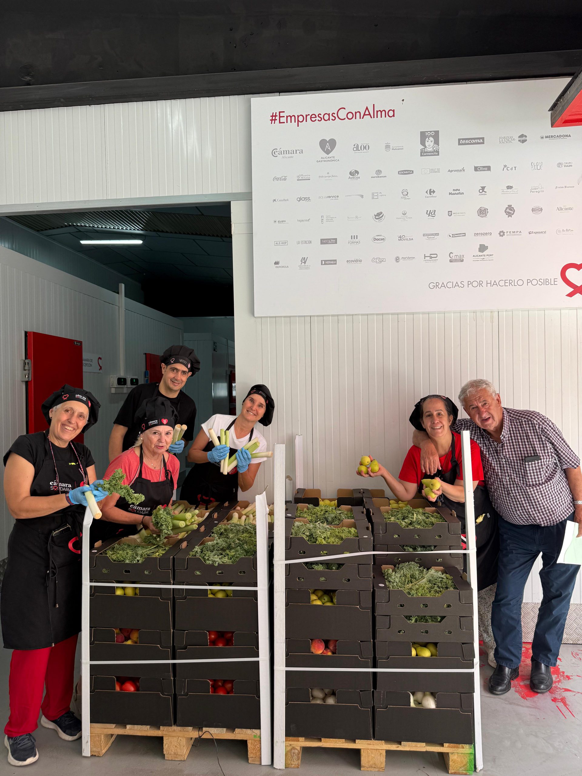 los-heroes-con-delantal-en-las-instalciones-de-alicante-gastronomica-solidaria-en-mutxamel-1-scaled