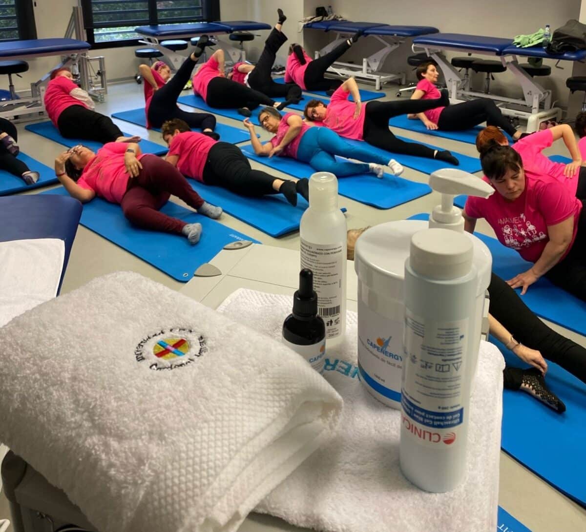 Pacientes-supervivientes-de-cancer-de-mama-en-una-de-las-sesiones-1200x1090