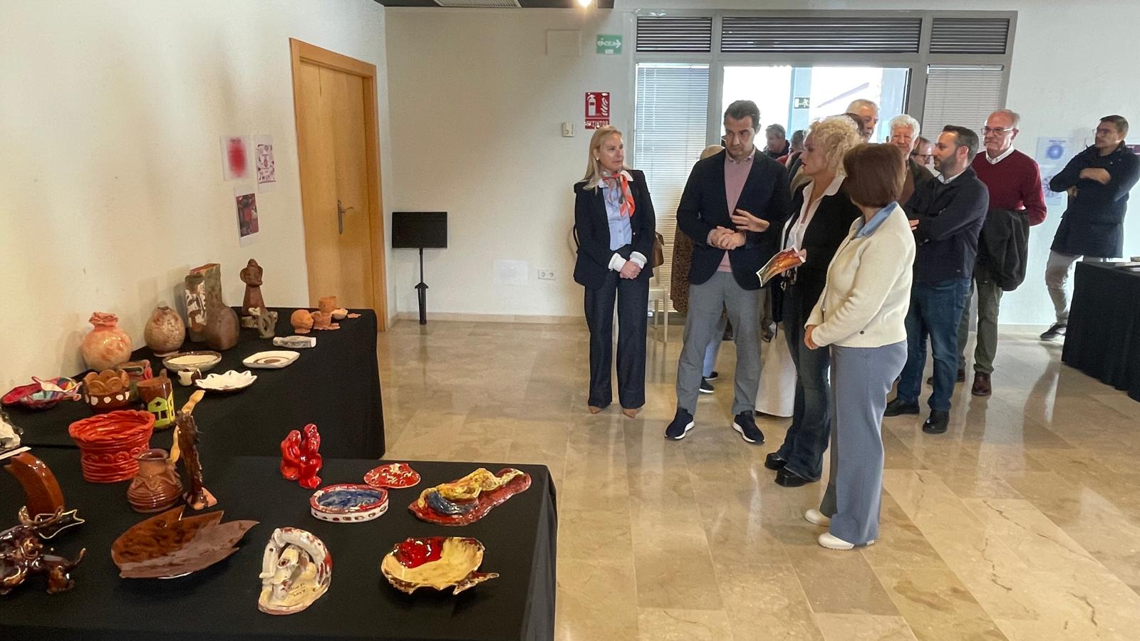 EL ALCALDE DE TORREVIEJA INAUGURA EN EL CENTRO CULTURAL VIRGEN DEL CARMEN LA EXPOSICIÓN DE CERÁMICA “CHAKRAS, ARTE Y ENERGÍA” 1