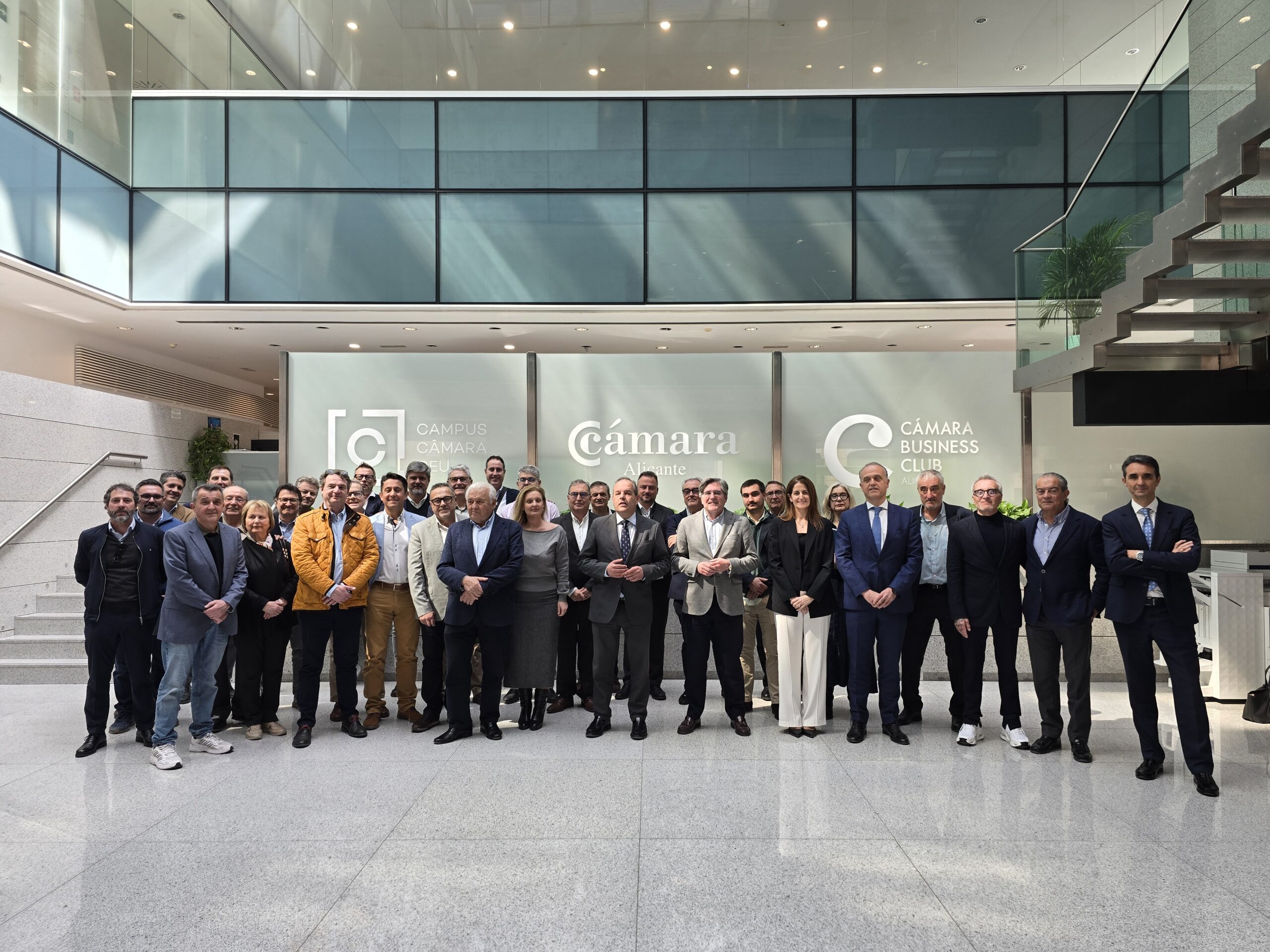 Los miembros del Club de las Empresas Centenerias hoy en Cámara Alicante